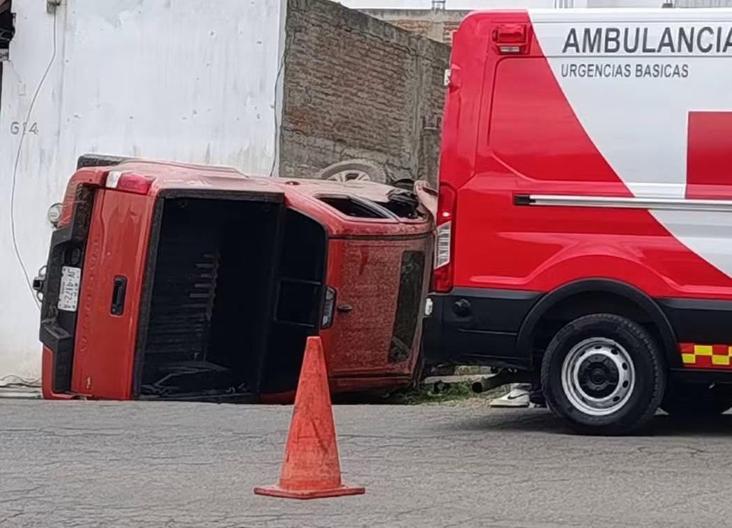 Volcadura de Camioneta en Ciudad Guzmán: Cuatro Menores Lesionados en Avenida Serafín Vásquez Elizalde