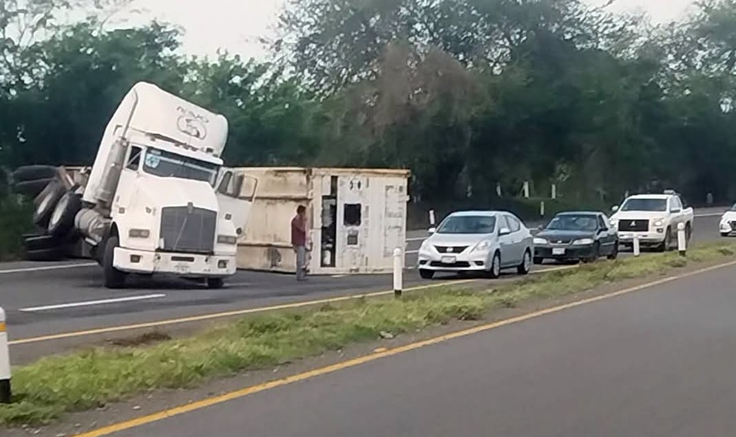 Contenedor se desprende de tractocamión y bloquea parcialmente la autopista Colima-Guadalajara