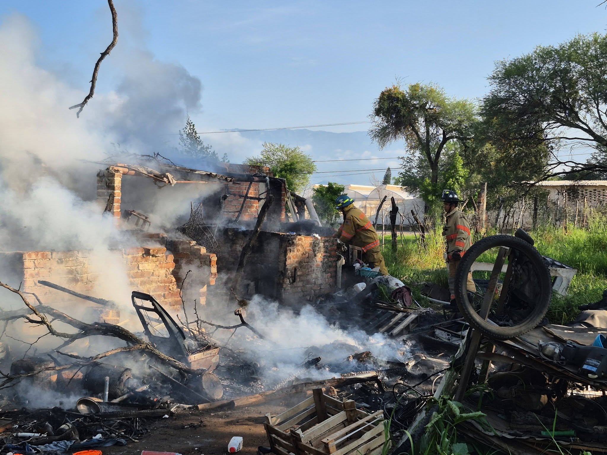 Incendio consume vivienda improvisada en Parques Aldama; hay un lesionado