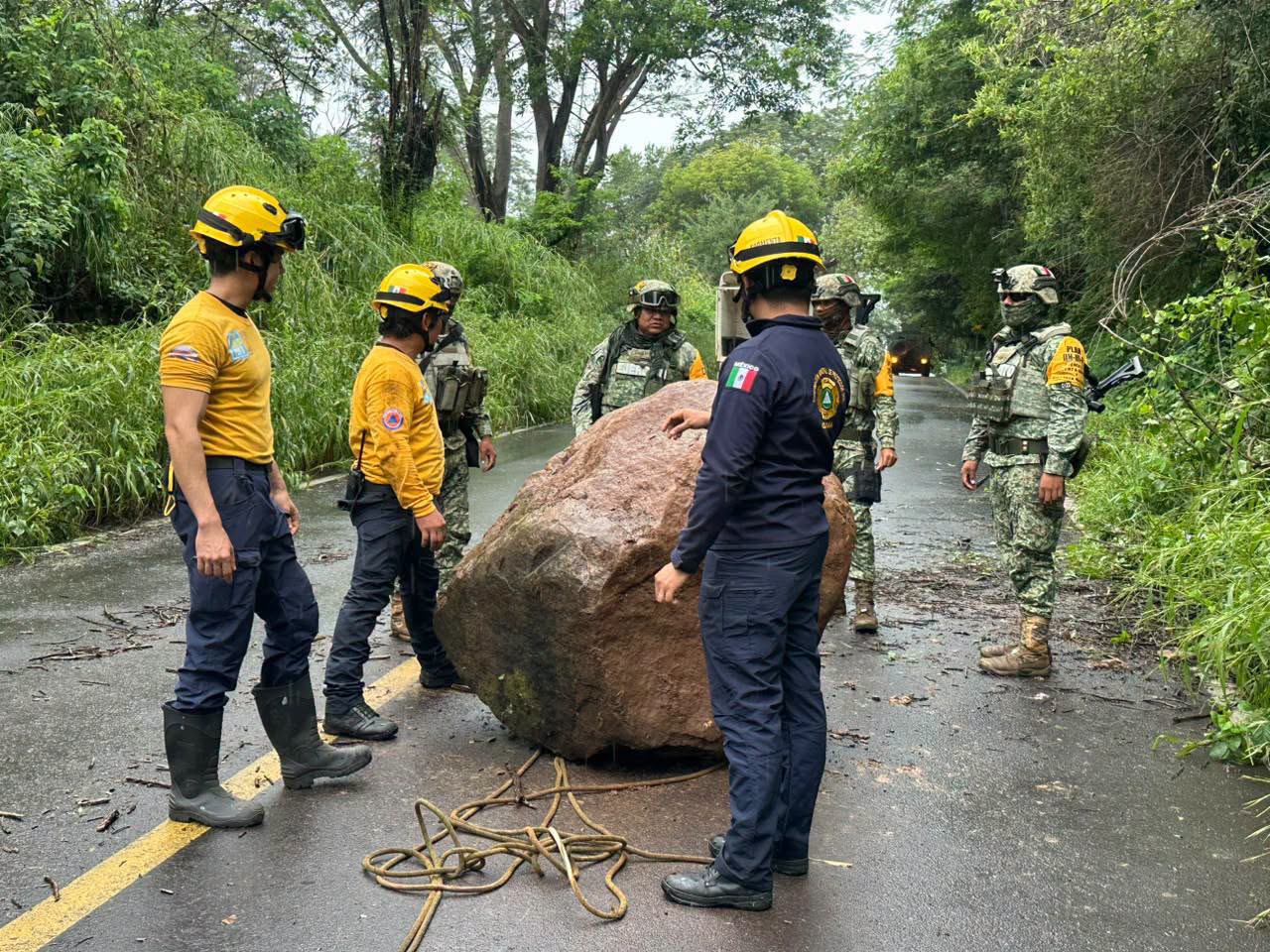 RETIRAN PIEDRA DE GRAN TAMAÑO QUE BLOQUEABA LA CARRETERA COLIMA - LA CUMBRE