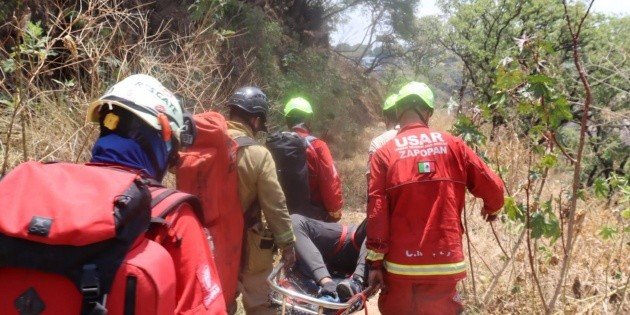 Bomberos de Zapopan rescatan a un hombre que cayó en la barranca de Vistas del Centinela
