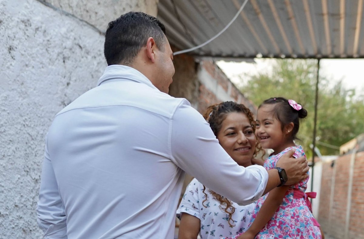 Daniel Carrión Entrega Premio de $10,000 a Vero Baltazar: Emprendedora del Día de las Madres
