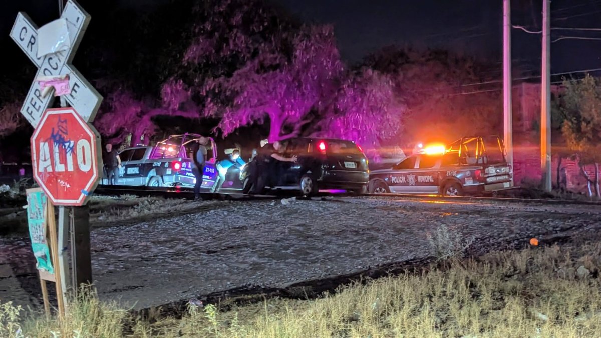 Vehículo queda atorado en vías del tren en Zacoalco; conductor ebrio es detenido