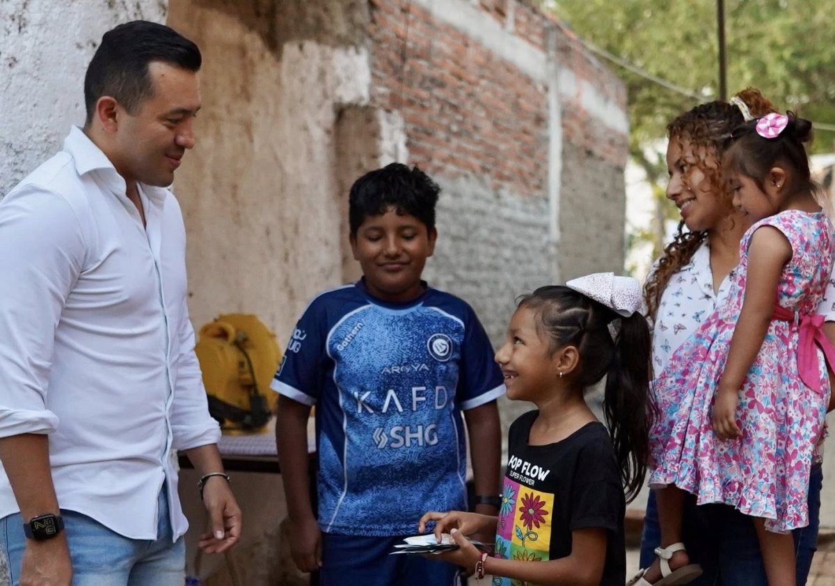 Daniel Carrión Entrega Premio de $10,000 a Vero Baltazar: Emprendedora del Día de las Madres