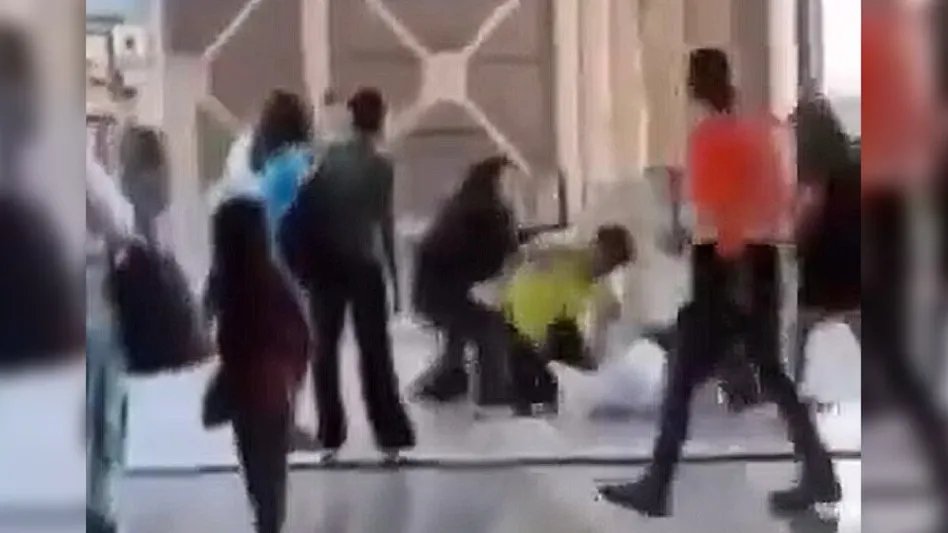 VIDEO: Guardia de seguridad y usuario se agarran a golpes en el Tren Ligero de Guadalajara