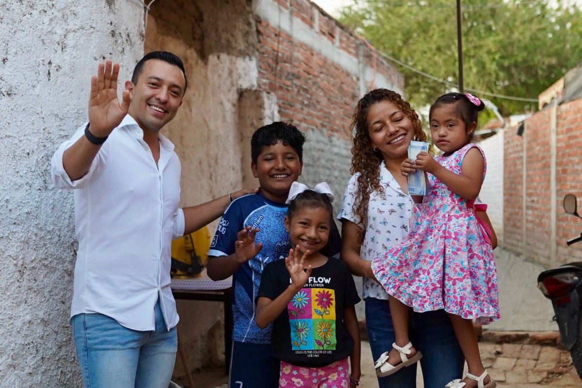 Daniel Carrión Entrega Premio de $10,000 a Vero Baltazar: Emprendedora del Día de las Madres