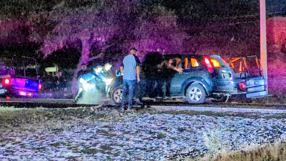 Vehículo queda atorado en vías del tren en Zacoalco; conductor ebrio es detenido