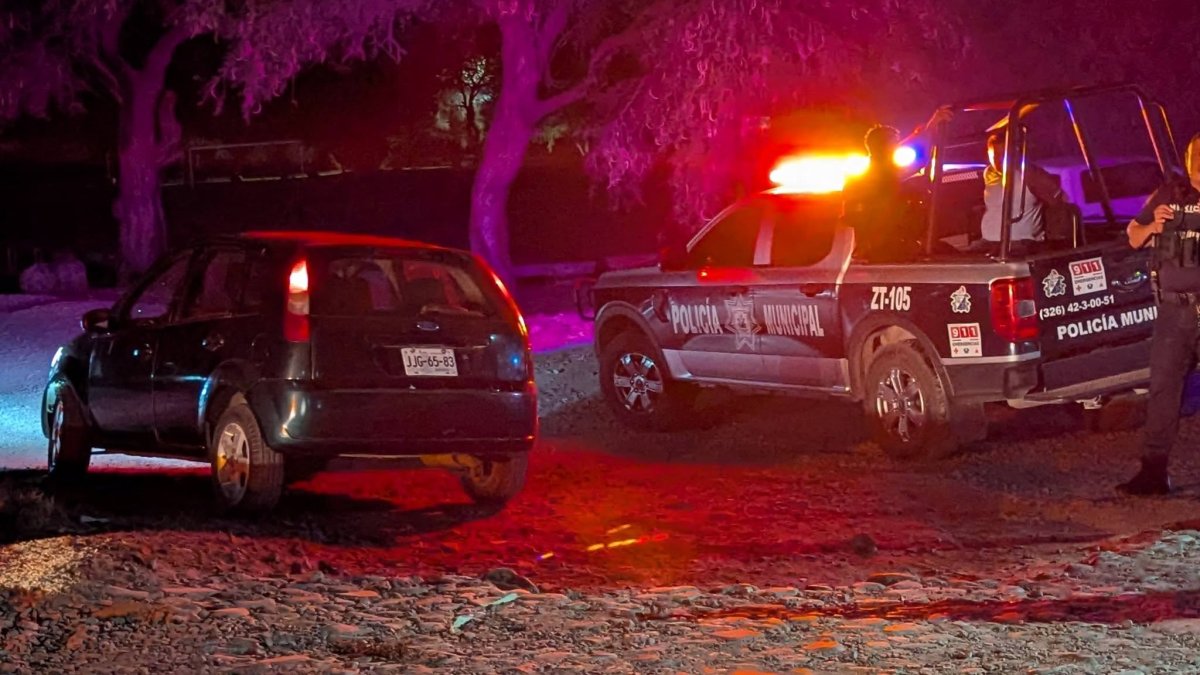 Vehículo queda atorado en vías del tren en Zacoalco; conductor ebrio es detenido