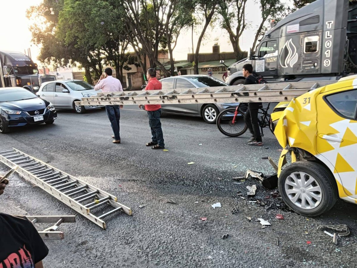 Fuerte Accidente en Periférico Sur de Ciudad Guzmán: Camioneta se da a la Fuga