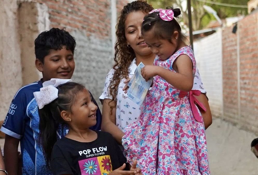 Daniel Carrión Entrega Premio de $10,000 a Vero Baltazar: Emprendedora del Día de las Madres