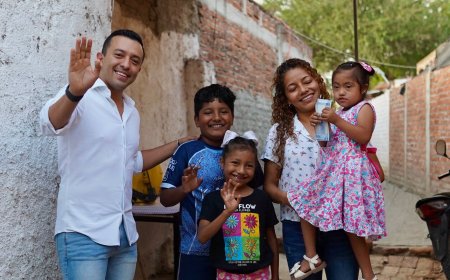 Daniel Carrión Entrega Premio de $10,000 a Vero Baltazar: Emprendedora del Día de las Madres