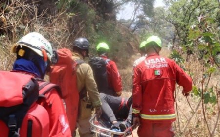 Bomberos de Zapopan rescatan a un hombre que cayó en la barranca de Vistas del Centinela