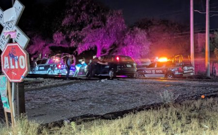 Vehículo queda atorado en vías del tren en Zacoalco; conductor ebrio es detenido