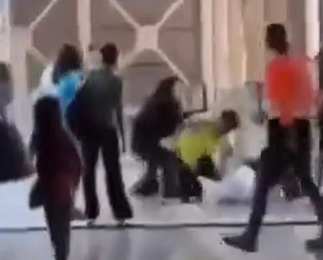 VIDEO: Guardia de seguridad y usuario se agarran a golpes en el Tren Ligero de Guadalajara