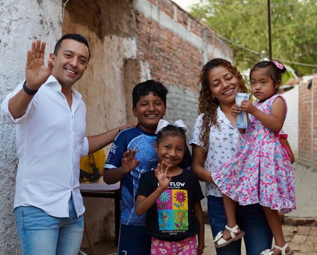 Daniel Carrión Entrega Premio de $10,000 a Vero Baltazar: Emprendedora del Día de las Madres