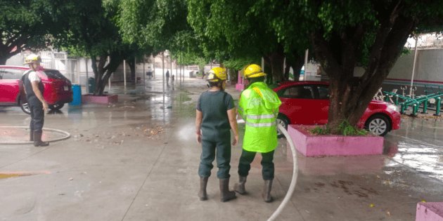 Evacúan a más de 70 menores de primaria en Lomas del Paraíso por encharcamiento tras el desbordamiento del canal de El Jagüey