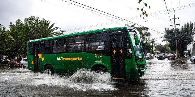 Capacitan a conductores del transporte público para evitar riesgos durante inundaciones