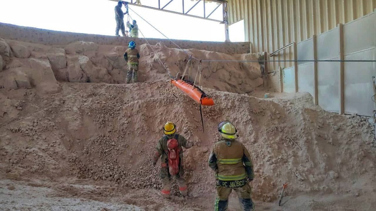 Rescatan a joven de 23 años atrapado en tolva en Sayula, Jalisco: fuerte operativo de emergencia
