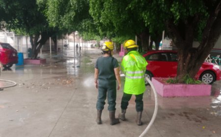 Evacúan a más de 70 menores de primaria en Lomas del Paraíso por encharcamiento tras el desbordamiento del canal de El Jagüey